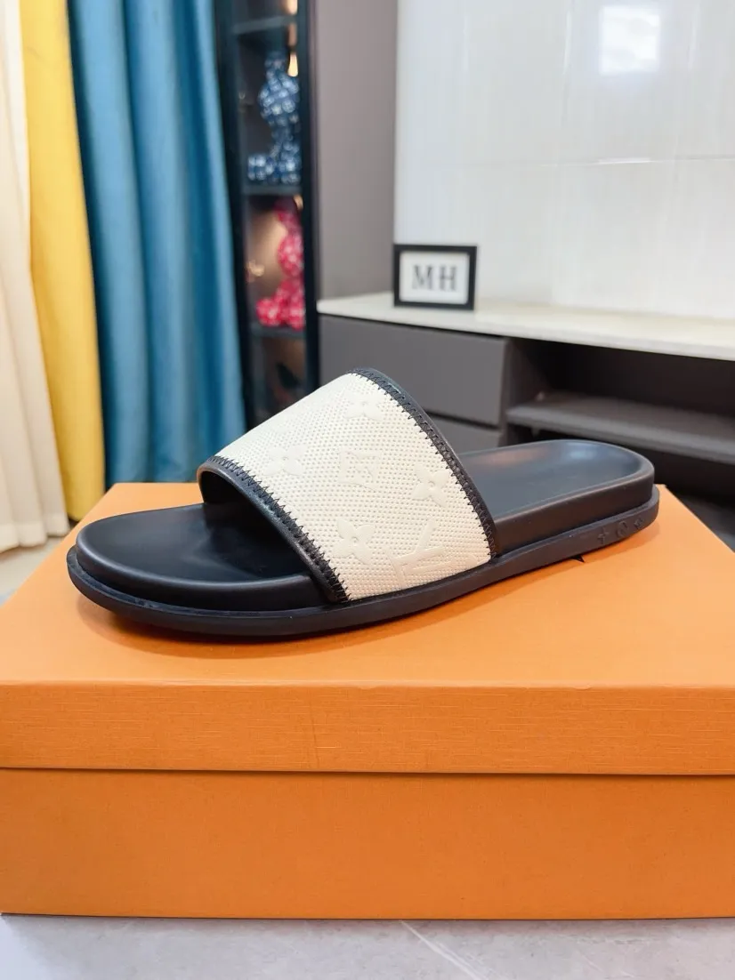 Ex-factory price 320🌹🌹 (lv-Louis Vuitton) new men's sandals, high-end boutique, exquisite embossed logo decoration on the upper, fine workmanship, super soft soles, casual, loose and comfortable, a must-have in summer! \nsize：38-44